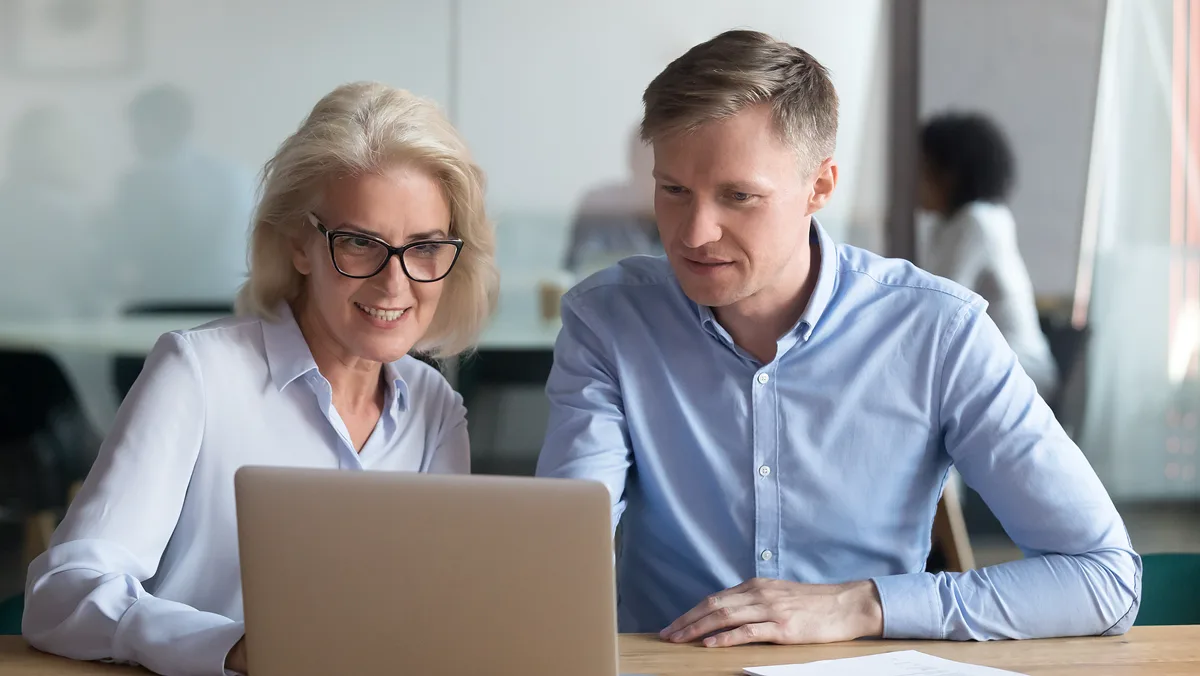 Unternehmerin und Nachfolger arbeiten gemeinsam am Übergabeplan