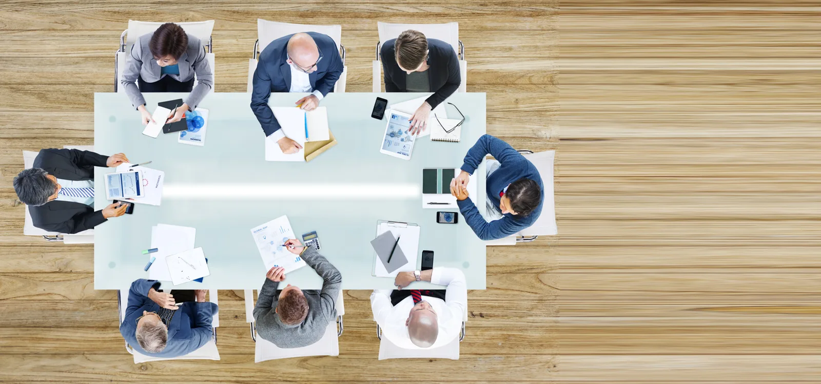Unternehmer-Board in der Diskussion: vertraulicher Austausch am Besprechungstisch